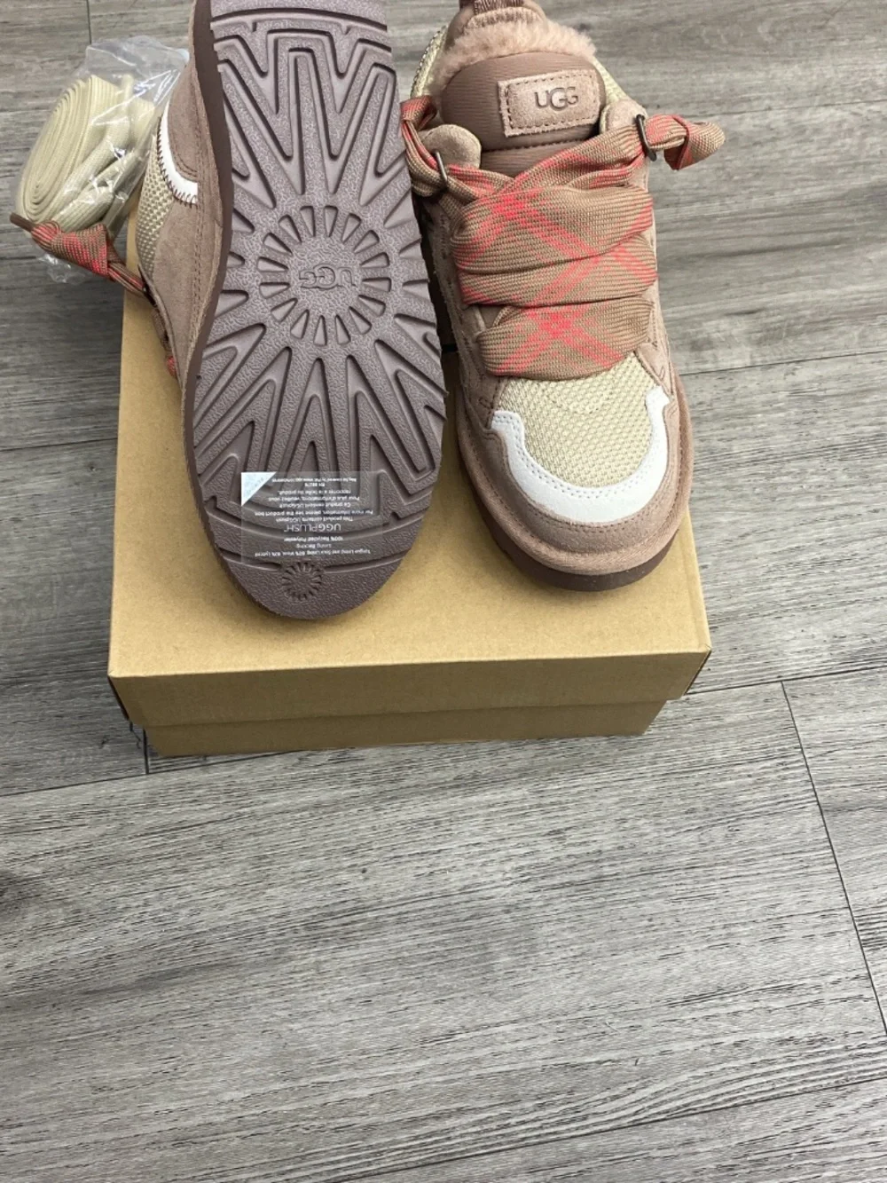 Authentic UGG Lowmel Sneakers RYK Casual Shoes Description: Authentic UGG Lowme